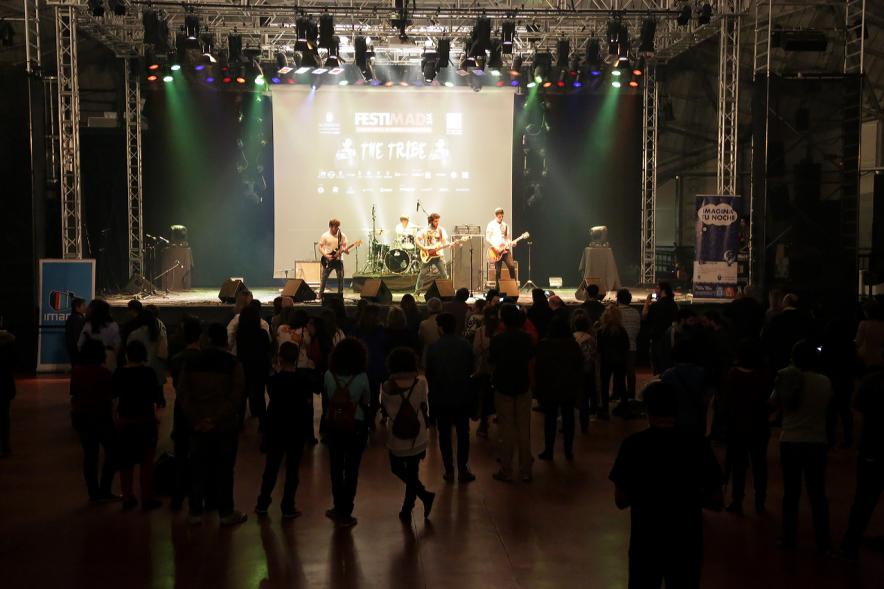 Festimad 2016 en La Esfera - Público viendo actuación del grupo.