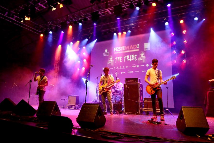 Festimad 2016 en La Esfera - Grupo actuando en el escenario.