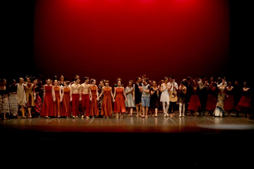 XIIº Festival Internacional de Danza y Artes Escénicas - Imagen de todos los participantes en el escenario.