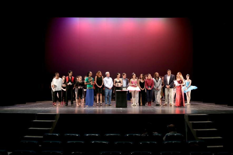 Festival Internacional de Danza y Artes Escénicas ADAE Ciudad de Alcobendas - Posado grupal de autoridades y artistas.