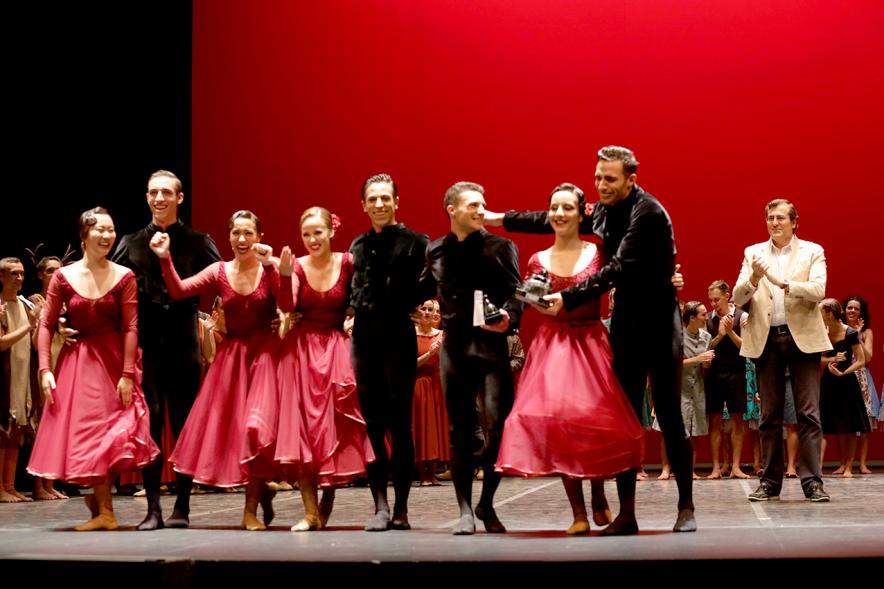 XIIº Festival Internacional de Danza y Artes Escénicas - Imagen de grupo de danza saludando desde el escenario después de la actuación.