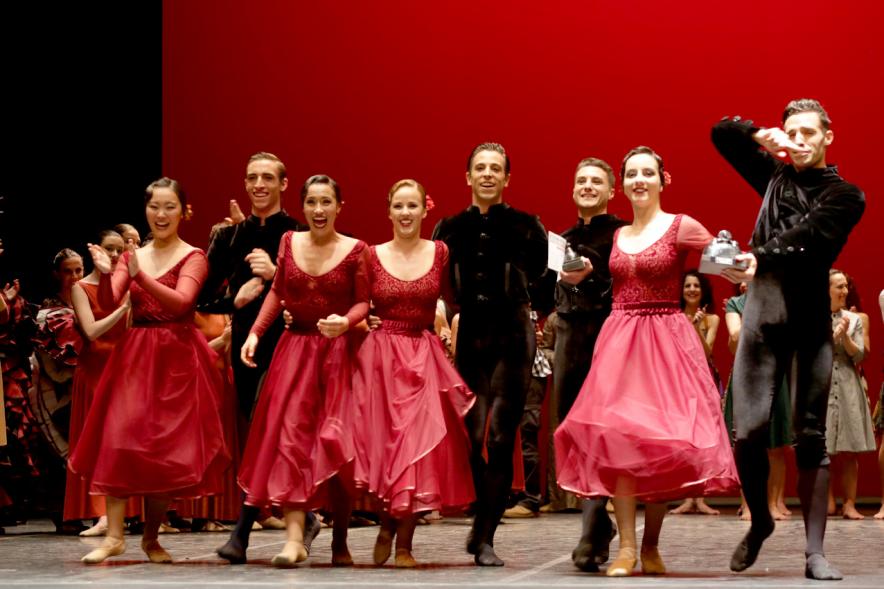 XIIº Festival Internacional de Danza y Artes Escénicas - Imagen de grupo de danza saludando desde el escenario después de la actuación.