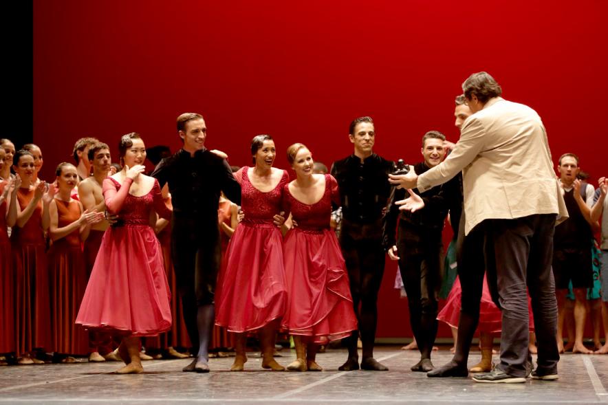 XIIº Festival Internacional de Danza y Artes Escénicas - Imagen de grupo de danza saludando desde el escenario después de la actuación.