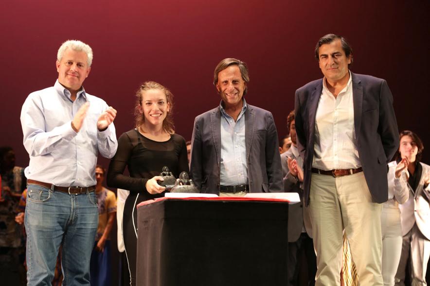 Festival Internacional de Danza y Artes Escénicas ADAE Ciudad de Alcobendas - Las autoridades con una galardonada.