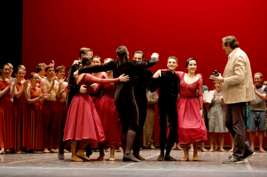 XIIº Festival Internacional de Danza y Artes Escénicas - Imagen de grupo de danza saludando desde el escenario después de la actuación.