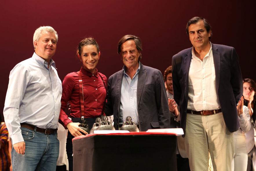Festival Internacional de Danza y Artes Escénicas ADAE Ciudad de Alcobendas - Las autoridades con una galardonada.