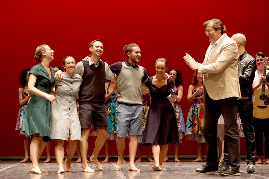 XIIº Festival Internacional de Danza y Artes Escénicas - Grupo de danza recibiendo un premio.