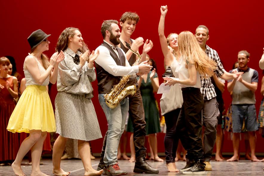 XIIº Festival Internacional de Danza y Artes Escénicas - Grupo de danza saludando después de haber recibido un premio.