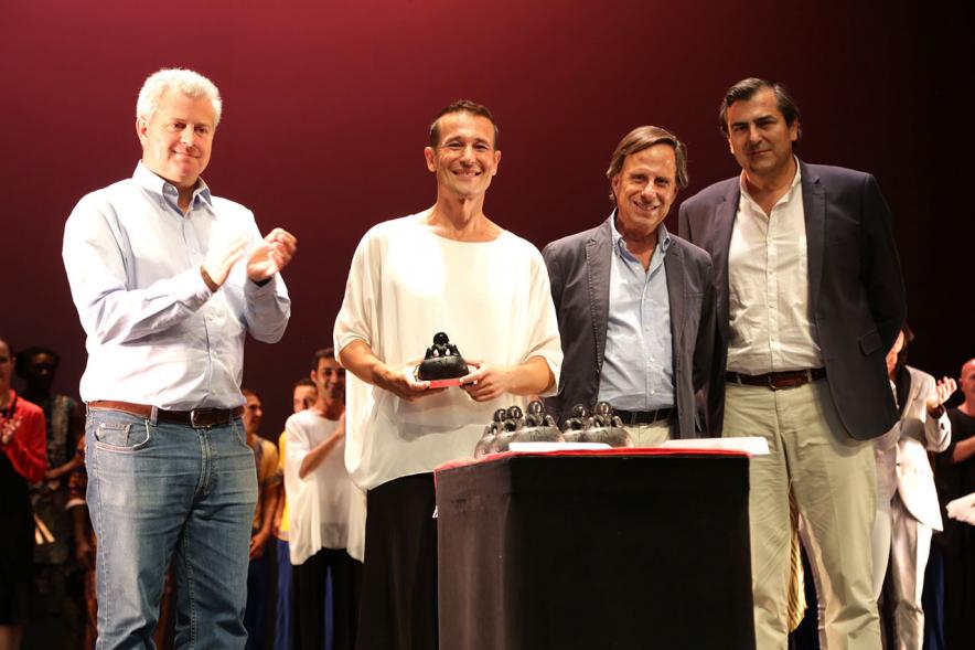 Festival Internacional de Danza y Artes Escénicas ADAE Ciudad de Alcobendas - Las autoridades con un galardonado.