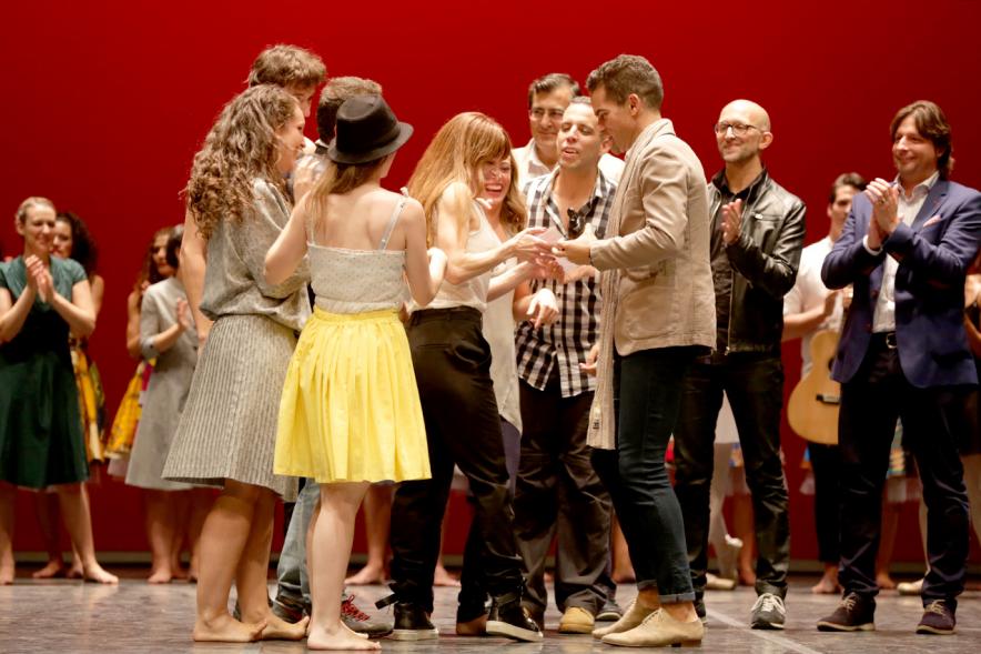 XIIº Festival Internacional de Danza y Artes Escénicas - Grupo de danza saludando después de haber recibido un premio.