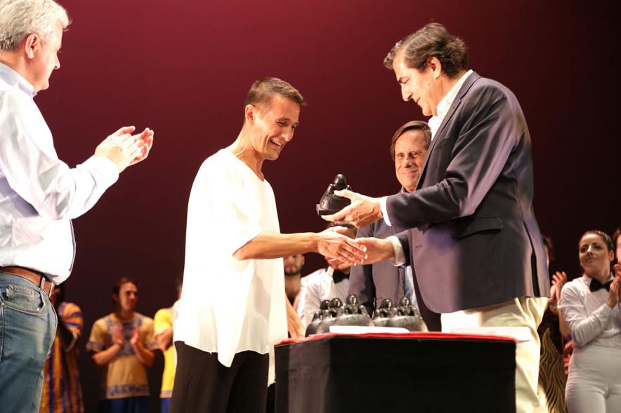 Festival Internacional de Danza y Artes Escénicas ADAE Ciudad de Alcobendas -Las autoridades con una galardonada.
