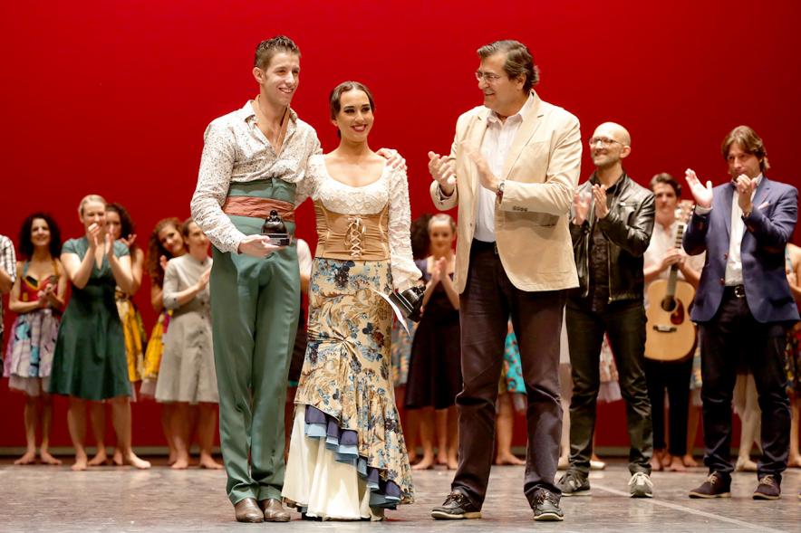 XIIº Festival Internacional de Danza y Artes Escénicas - Grupo de danza recibiendo un premio.