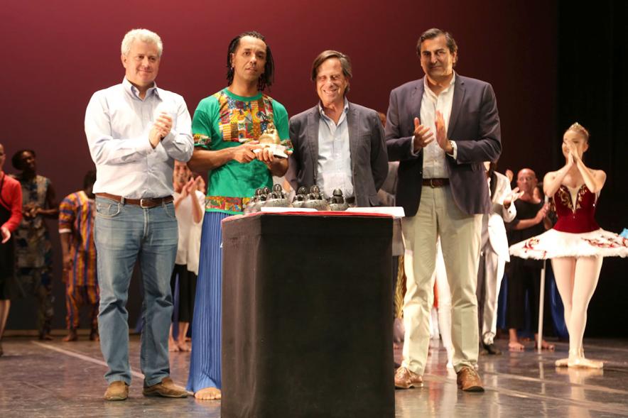 Festival Internacional de Danza y Artes Escénicas ADAE Ciudad de Alcobendas - Las autoridades con un galardonado.