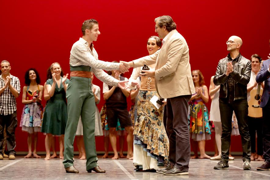 XIIº Festival Internacional de Danza y Artes Escénicas - Grupo de danza recibiendo un premio.