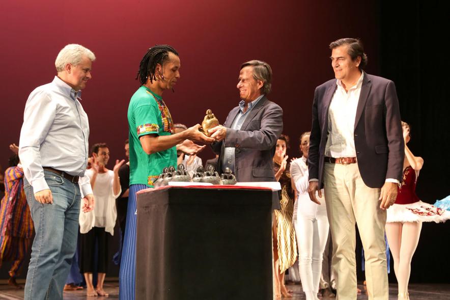 Festival Internacional de Danza y Artes Escénicas ADAE Ciudad de Alcobendas - Las autoridades entregan un galardón.