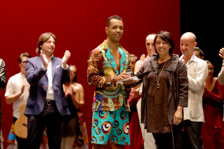 XIIº Festival Internacional de Danza y Artes Escénicas - Grupo de danza saludando después de haber recibido un premio.