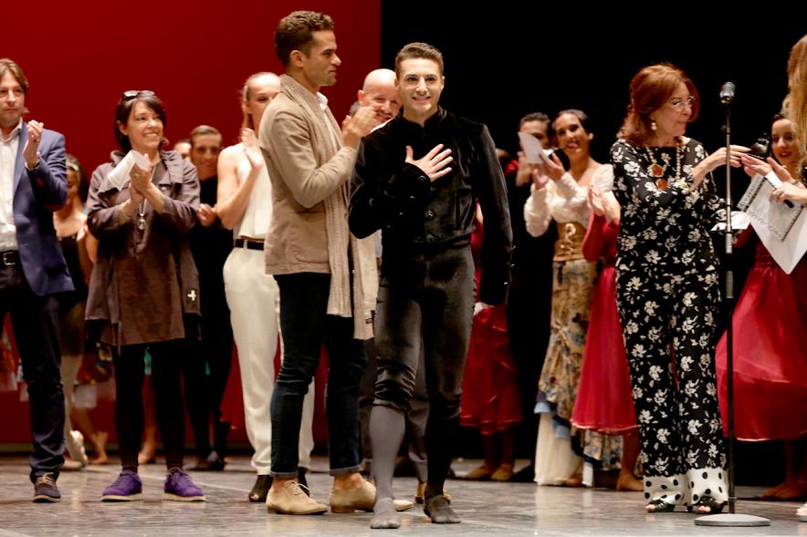 XIIº Festival Internacional de Danza y Artes Escénicas - Grupo de danza saludando después de haber recibido un premio.