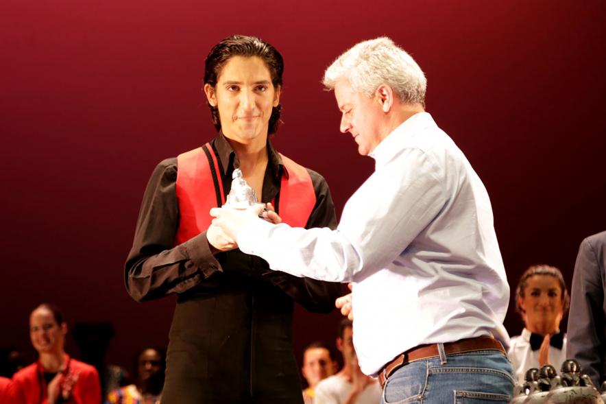 Festival Internacional de Danza y Artes Escénicas ADAE Ciudad de Alcobendas - El concejal entrega un galrdón.