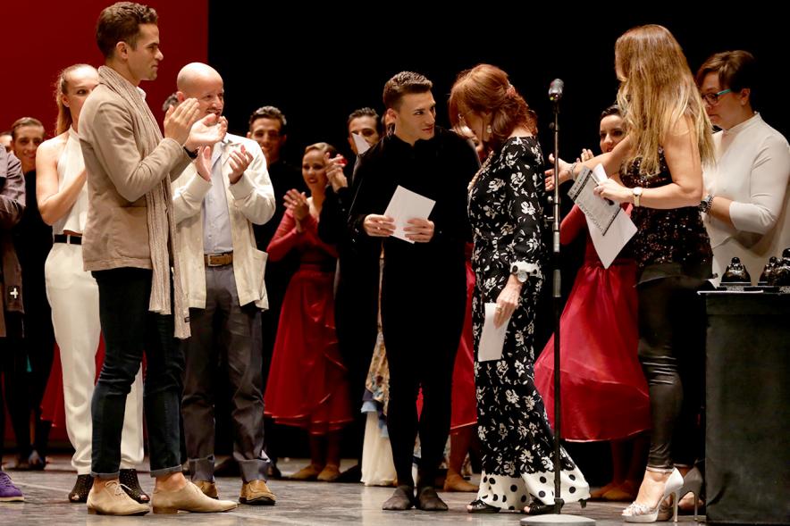 XIIº Festival Internacional de Danza y Artes Escénicas - Grupo de danza saludando después de haber recibido un premio.