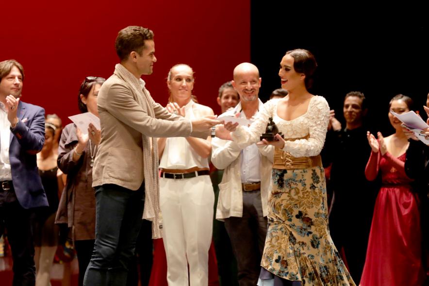 XIIº Festival Internacional de Danza y Artes Escénicas - Grupo de danza saludando después de haber recibido un premio.