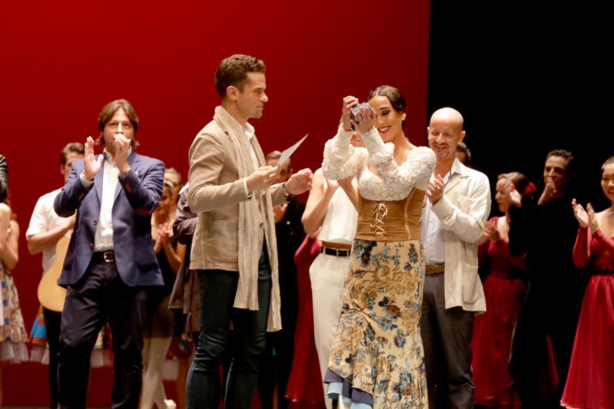 XIIº Festival Internacional de Danza y Artes Escénicas - Grupo de danza saludando después de haber recibido un premio.