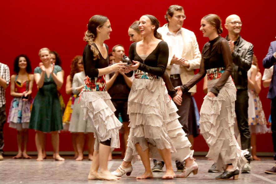 XIIº Festival Internacional de Danza y Artes Escénicas - Grupo de danza recibiendo un premio.