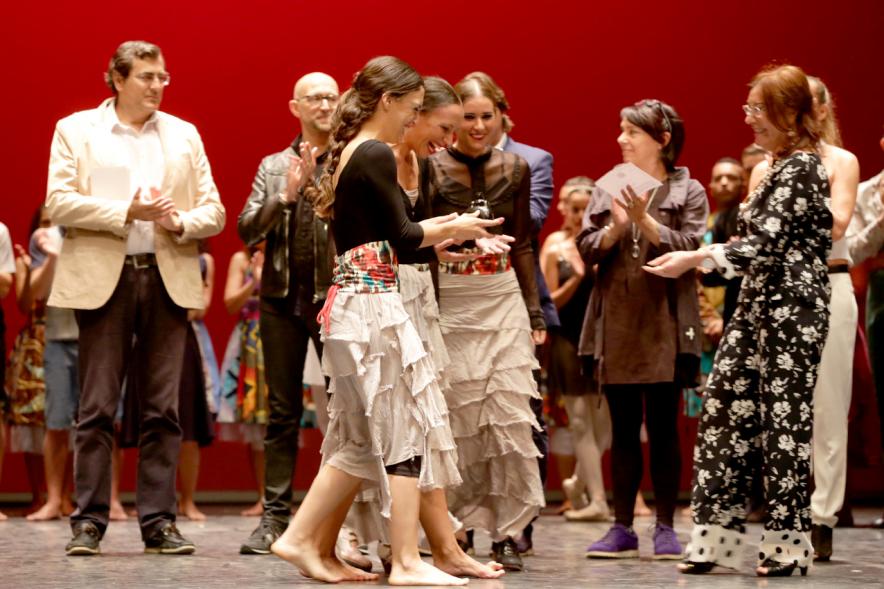 XIIº Festival Internacional de Danza y Artes Escénicas - Grupo de danza recibiendo un premio.