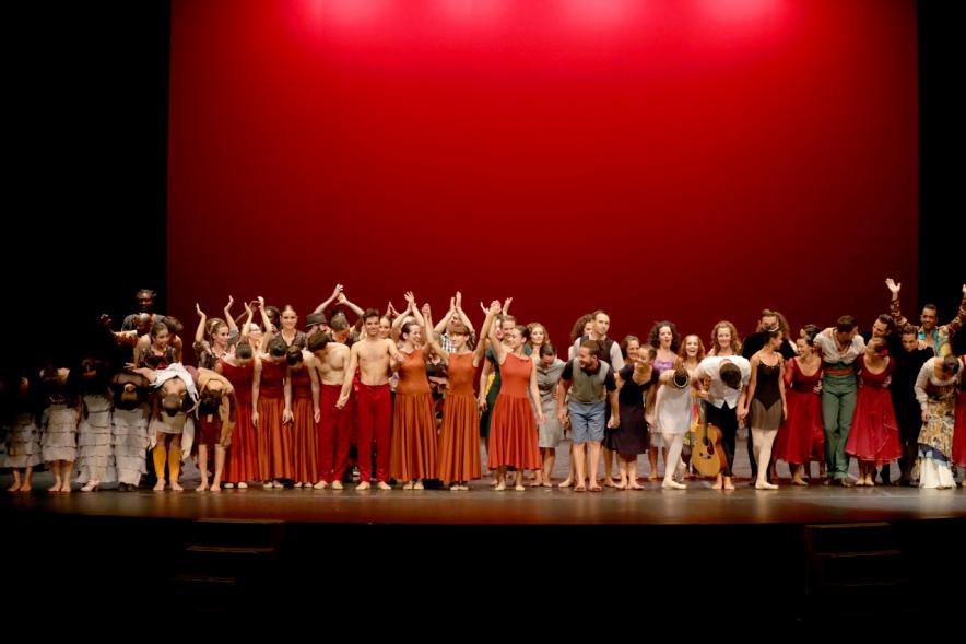 XIIº Festival Internacional de Danza y Artes Escénicas - Imagen de todos los participantes en el escenario.