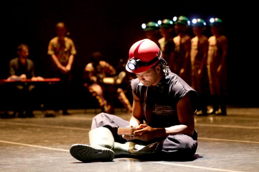 Festival Internacional de Danza y Artes Escénicas ADAE Ciudad de Alcobendas - Actuación de un bailarín.