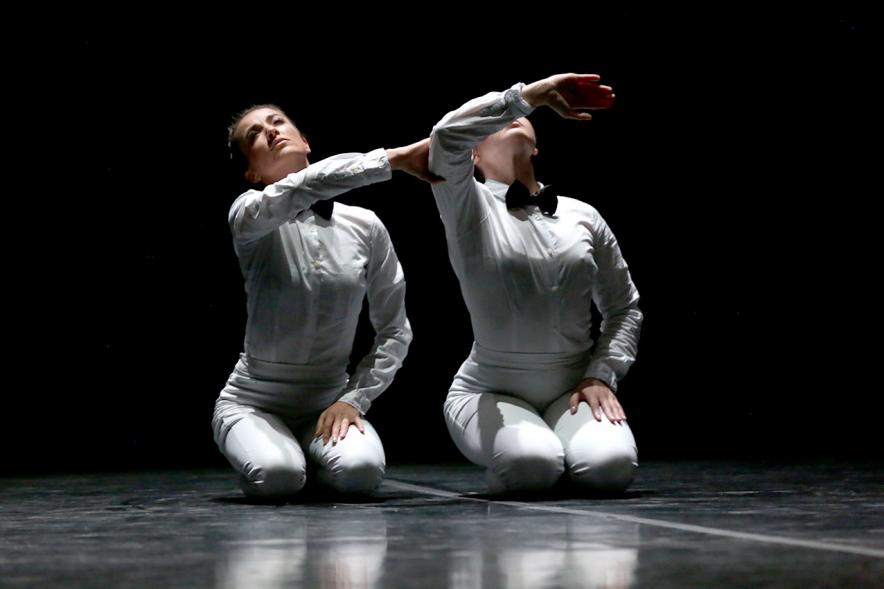 Festival Internacional de Danza y Artes Escénicas ADAE Ciudad de Alcobendas - Actuación de dos bailarines.