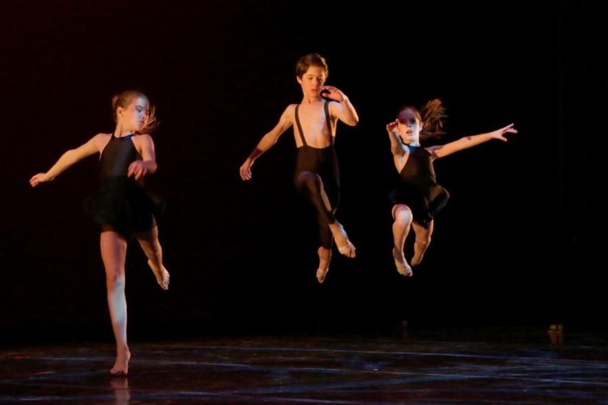 Festival Benéfico APAMA - Imagen de un grupo de bailarinas en un momento de su actuación en el escenario.