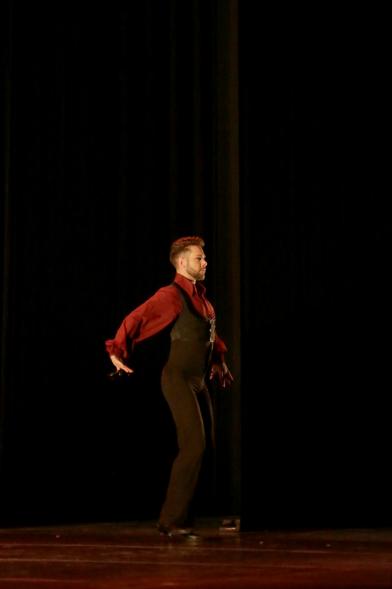 Festival Benéfico APAMA - Imagen de un bailarín en un momento de su actuación en el escenario.