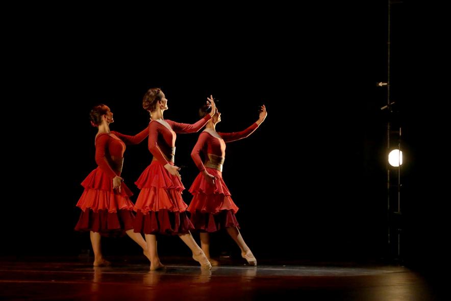 Festival Benéfico APAMA - Imagen de un grupo de bailarinas en un momento de su actuación en el escenario.