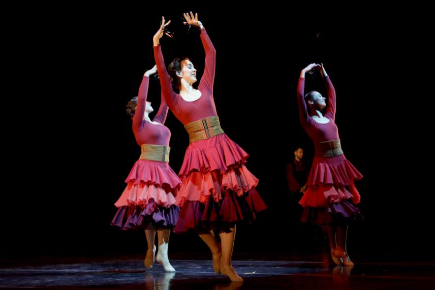 Festival Benéfico APAMA - Imagen de un grupo de bailarinas en un momento de su actuación en el escenario.