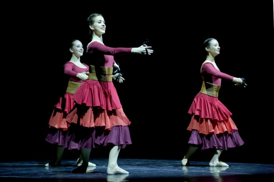 Festival Benéfico APAMA - Imagen de un grupo de bailarinas en un momento de su actuación en el escenario.