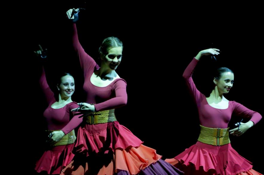 Festival Benéfico APAMA - Imagen de un grupo de bailarinas en un momento de su actuación en el escenario.