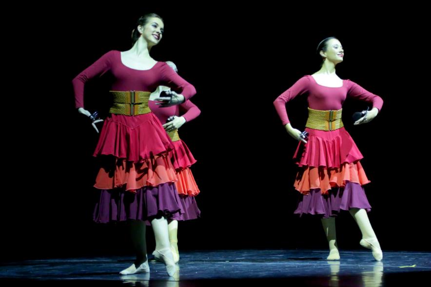 Festival Benéfico APAMA - Imagen de un grupo de bailarinas en un momento de su actuación en el escenario.