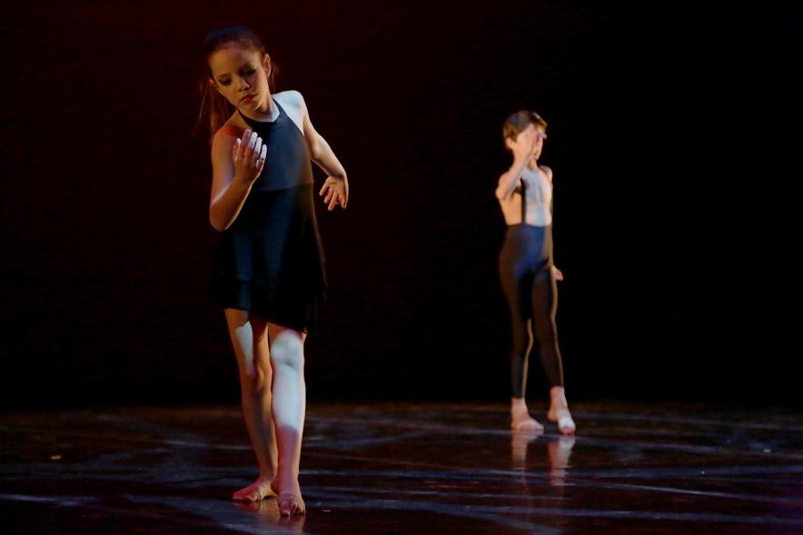 Festival Benéfico APAMA - Imagen de un grupo de bailarinas en un momento de su actuación en el escenario.