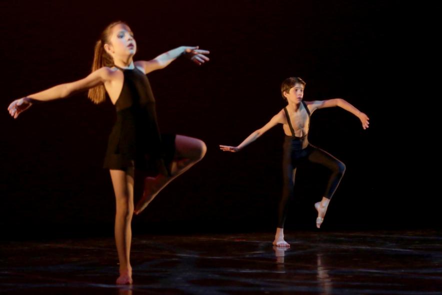 Festival Benéfico APAMA - Imagen de un grupo de bailarinas en un momento de su actuación en el escenario.