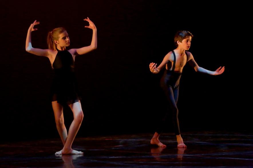 Festival Benéfico APAMA - Imagen de un grupo de bailarinas en un momento de su actuación en el escenario.