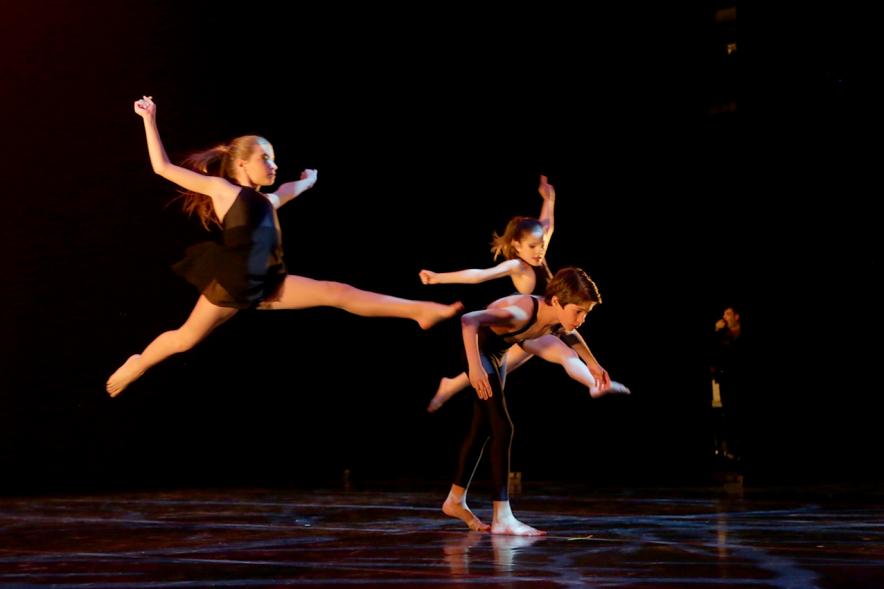 Festival Benéfico APAMA - Imagen de un grupo de bailarinas en un momento de su actuación en el escenario.