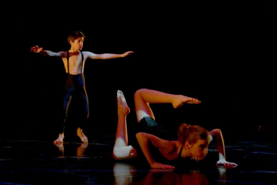 Festival Benéfico APAMA - Imagen de un grupo de bailarinas en un momento de su actuación en el escenario.