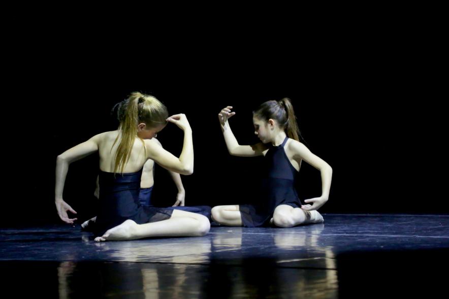 Festival Benéfico APAMA - Imagen de un grupo de bailarinas en un momento de su actuación en el escenario.