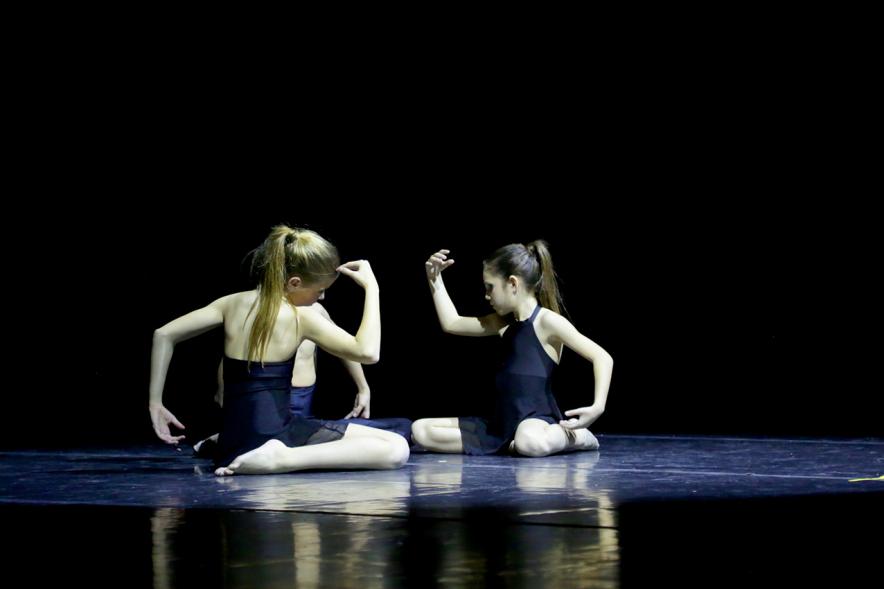 Festival Benéfico APAMA - Imagen de un grupo de bailarinas en un momento de su actuación en el escenario.