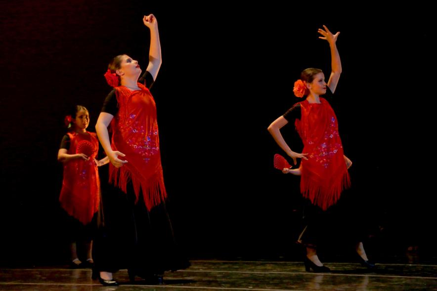 Festival Benéfico APAMA - Imagen de un grupo de bailarinas en un momento de su actuación en el escenario.