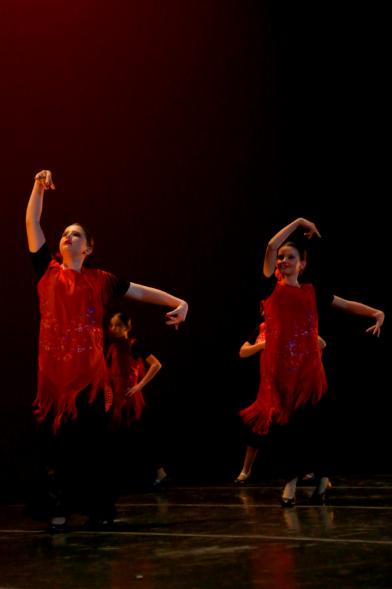 Festival Benéfico APAMA - Imagen de un grupo de bailarinas en un momento de su actuación en el escenario.