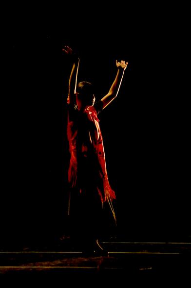 Festival Benéfico APAMA - Imagen de un grupo de bailarinas en un momento de su actuación en el escenario.