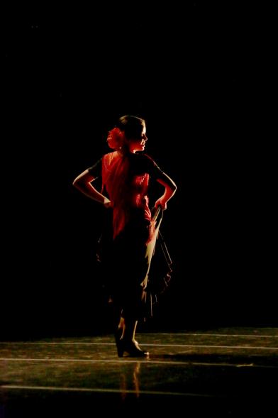 Festival Benéfico APAMA - Imagen de una bailarina en un momento de su actuación en el escenario.