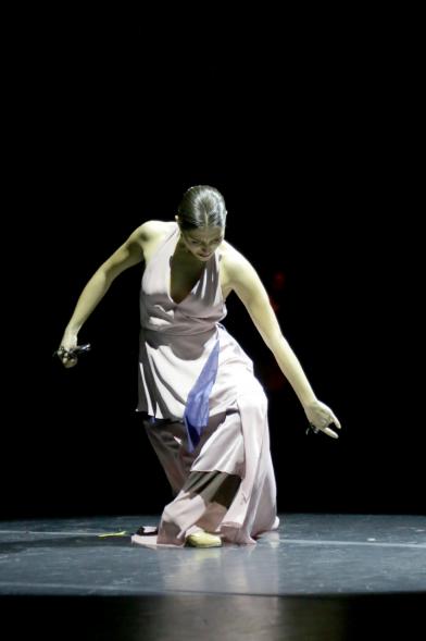 Festival Benéfico APAMA - Imagen de una bailarina en un momento de su actuación en el escenario.