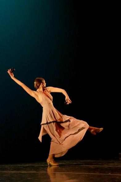 Festival Benéfico APAMA - Imagen de una bailarina en un momento de su actuación en el escenario.